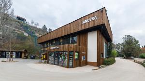 Pohled na lanovou dráhu ze spodní části zoo. Foto: Petr Hamerník, Zoo Praha