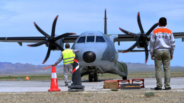 Letoun CASA dosedl na přistávací plochu v Bulgan sumu okolo desáté hodiny dopolední. Foto: Jana Myslivečková, Zoo Praha
