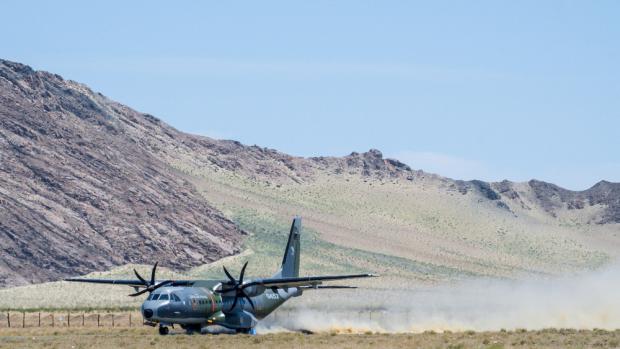 Armádní letoun CASA přistává na nezpevněné letištní ploše v Bulgan sumu. Foto: Jaroslav Šimek