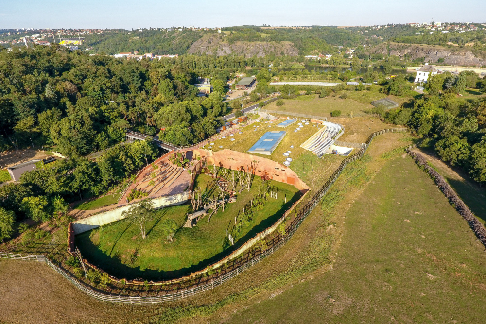 Z leteckého snímku Rezervace Dja je velmi dobře patrné, jak citlivě je tento expoziční celek zakomponován do krajiny. Foto: Miroslav Bobek, Zoo Praha