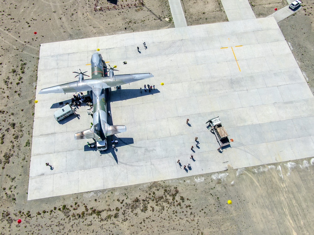 Armádní letoun CASA na letišti v Bulgan sumu.  Foto: Adam Dvořák — v Buergenkhe, Hovd, Mongolia.