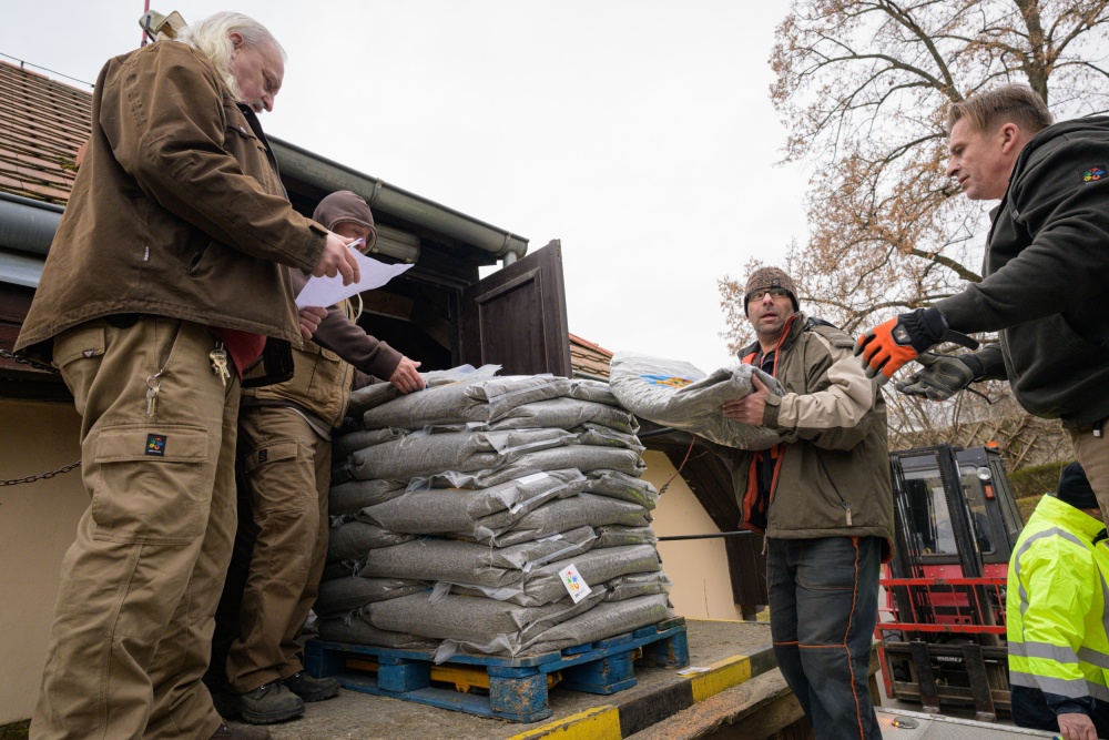 Součástí transportů byla především granulovaná krmiva pro zvířata. Jen samotné krmivo v druhém transportu vážilo celkem 1 100 kg. Foto Petr Hamerník, Zoo Praha