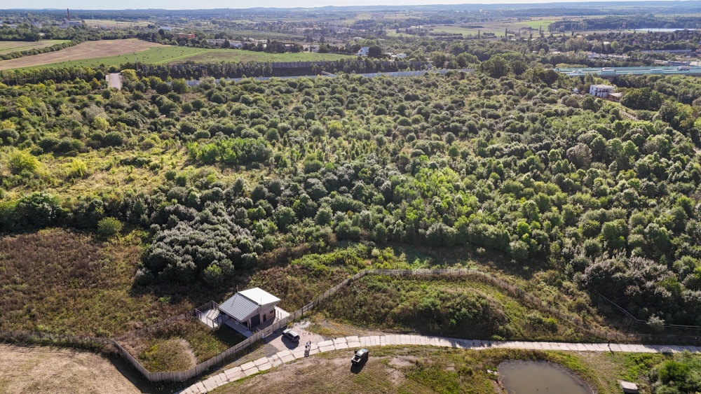 Na dronovém záběru si lze prohlédnout více než desetihektarový výběh i s nově vybudovaným chovatelským zázemím. Foto Oliver Le Que, Zoo Praha