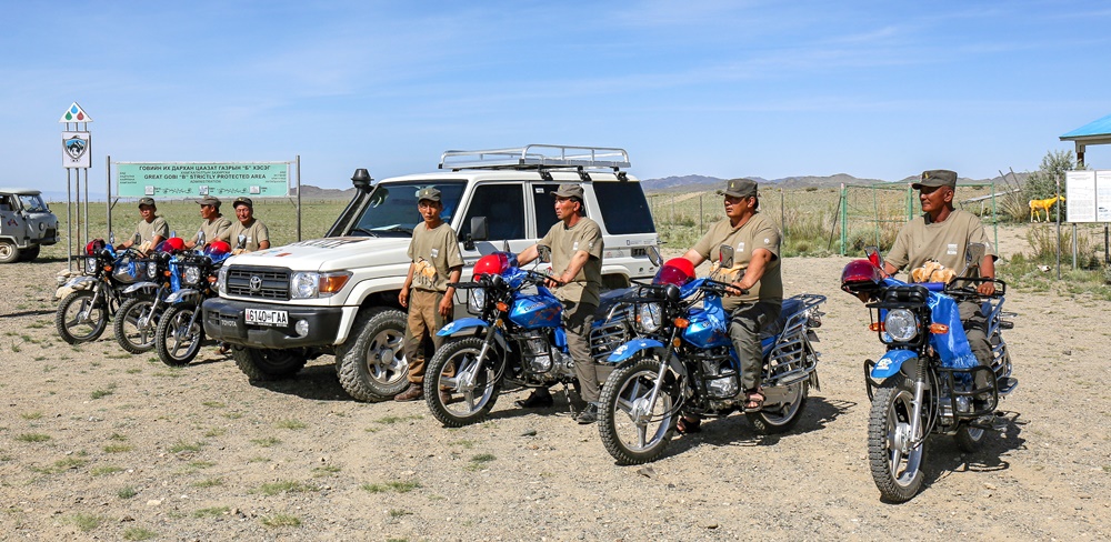 Nové auto a šest motocyklů pro Gobi B byly uhrazeny z tzv. Tří korun ze vstupu. Foto: Miroslav Bobek