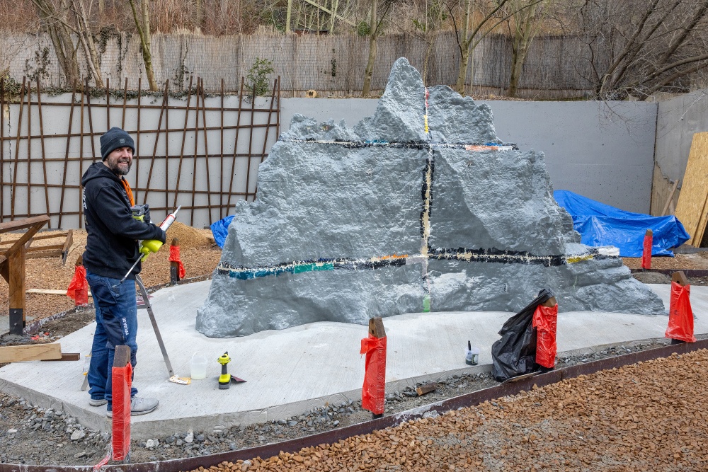 Finishing the Ball’s Pyramid model at Prague Zoo. Photo Miroslav Bobek