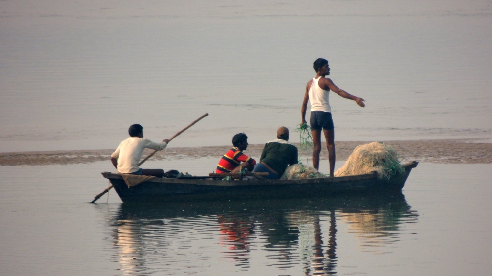 Neregulovaný rybolov i ilegální lov samotných gaviálů byl (především) v minulosti jednou z příčin ohrožení těchto krokodýlů. Dnes místní rybáři pomáhají při odchytu gaviálů, aby na ně v rámci zoologického průzkumu mohly být připevněny vysílačky. Přispívají tak k jejich ochraně a zároveň vnáší do komunity místních lidí zájem o ohrožené druhy. Gharial Ecology Project