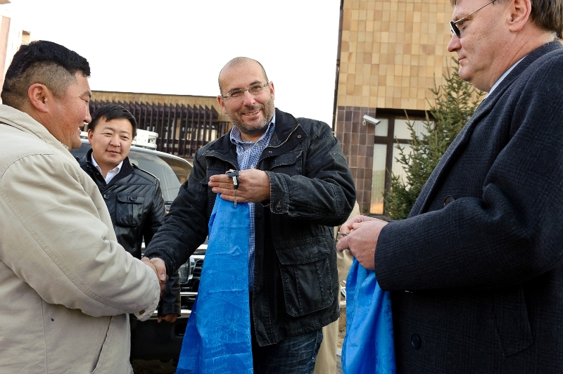Ředitel Zoo Praha Miroslav Bobek a velvyslanec ČR v Mongolsku Václav Jílek slavnostně předávají mongolským partnerům klíčky od darovaných vozů. Foto: Khalil Baalbaki -