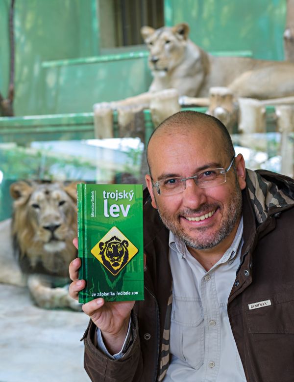 Ředitel Zoo Praha Miroslav Bobek s knihou Trojský lev. Foto: Petr Hamerník, Zoo Praha.